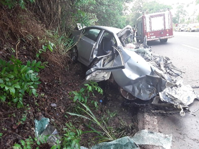 Colisão frontal entre caminhão e carro deixa um morto na rodovia Cândido Portinari