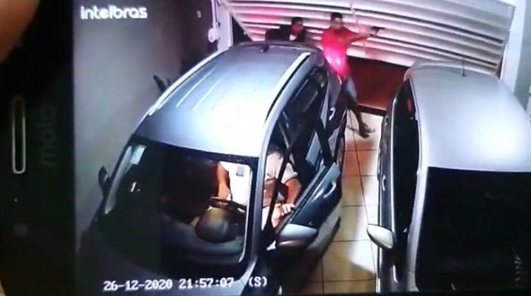 Vídeo | Dupla armada assalta residência na zona Leste de Sertãozinho