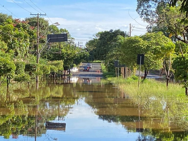 Alagamento resulta na interdição da avenida Paschoal Innecchi