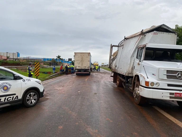 Caminhão tomba após motorista perder o controle da direção na rodovia Atílio Balbo