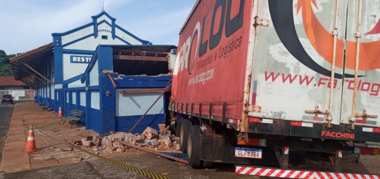 Vídeo | Homem foge de polícia e arrebenta caminhão em prédio histórico na região
