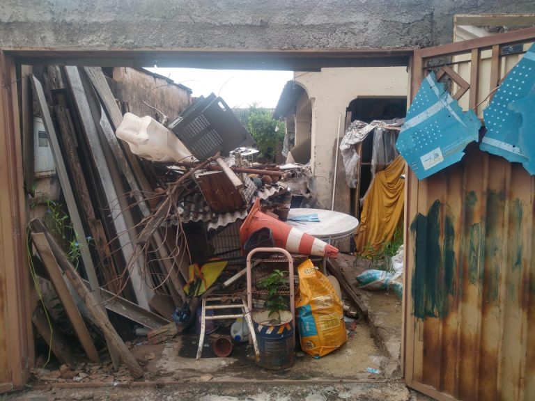 Após pedido de ajuda da família, prefeitura tira lixo da casa de acumulador nos Campos Elíseos