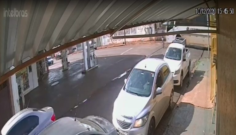 Vídeo | Adolescente de 14 anos é atropelada por ônibus e sobrevive em Pontal