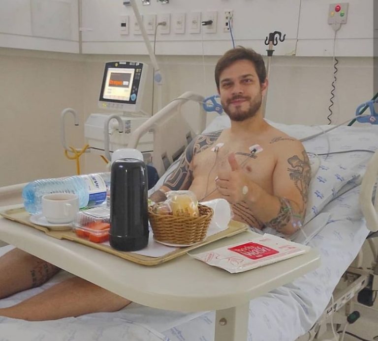 Felipe Becari internado após picada de jararaca