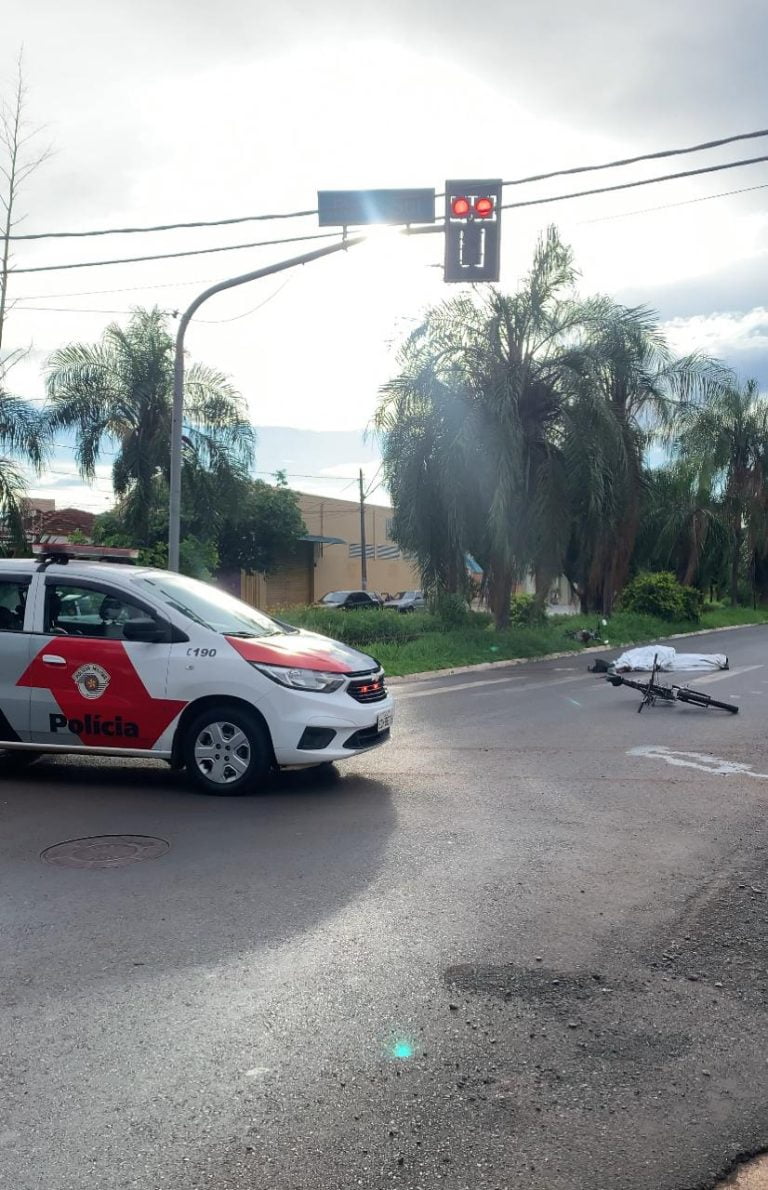 Ciclista colide com moto e morre na avenida Antônio e Helena Zerrener em Ribeirão Preto