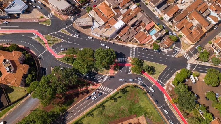 Mesmo com reclamações sobre enchentes, prefeitura entrega obras da Avenida do Café