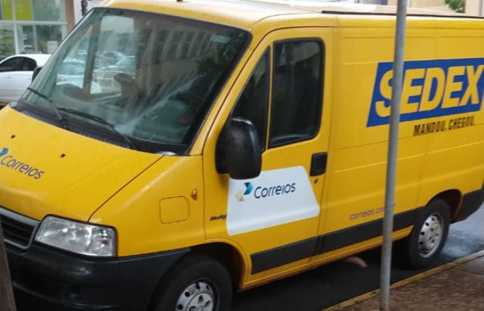 Vídeo mostra o momento em que van dos Correios é roubada em Ribeirão Preto