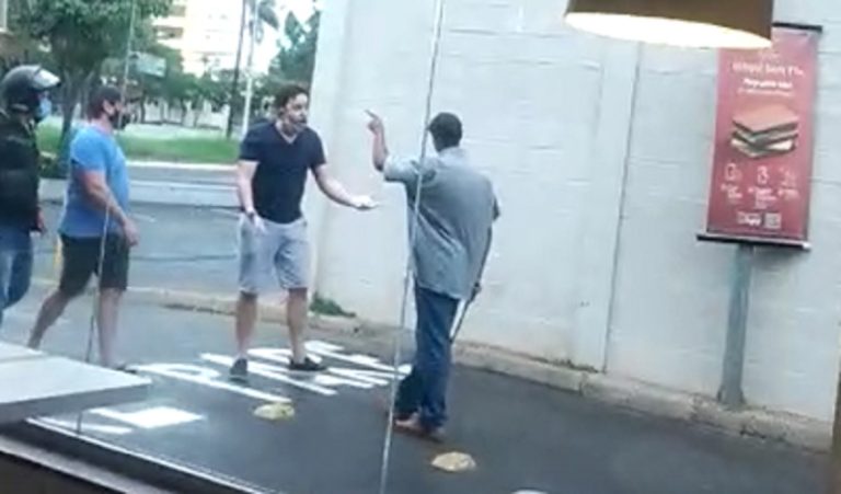 Vídeo | ‘Parece uma bobeirinha, mas o catchup é direito de quem compra um lanche no McDonalds’, diz homem que surtou em lanchonete