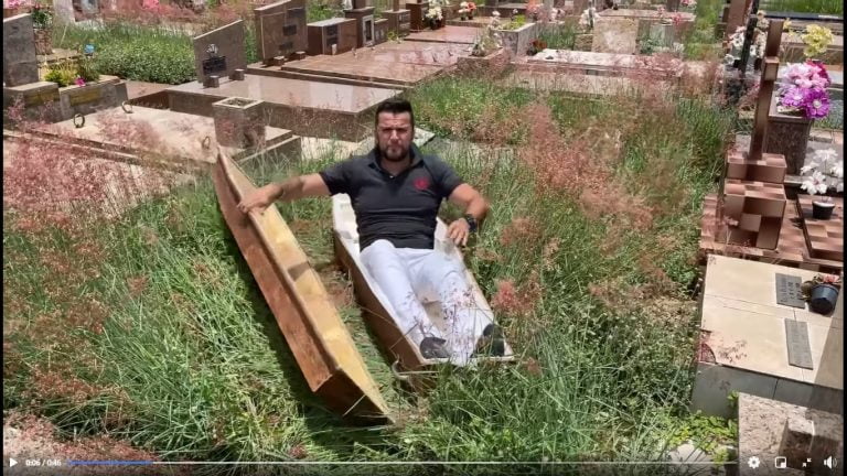 Vídeo | Vereador sai do caixão em protesto contra abandono de cemitério
