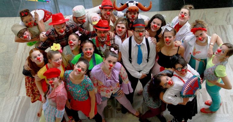 Palhaços que atuam em hospitais ajudam na recuperação de pacientes pediátricos