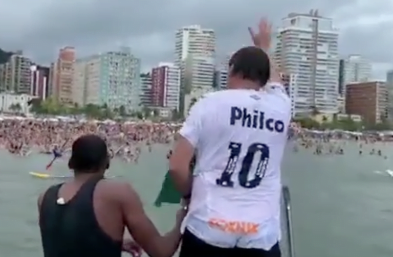 Vídeo | Ao som de ‘Ei, Doria, vai tomar no c.’, Bolsonaro causa aglomeração em praia de SP