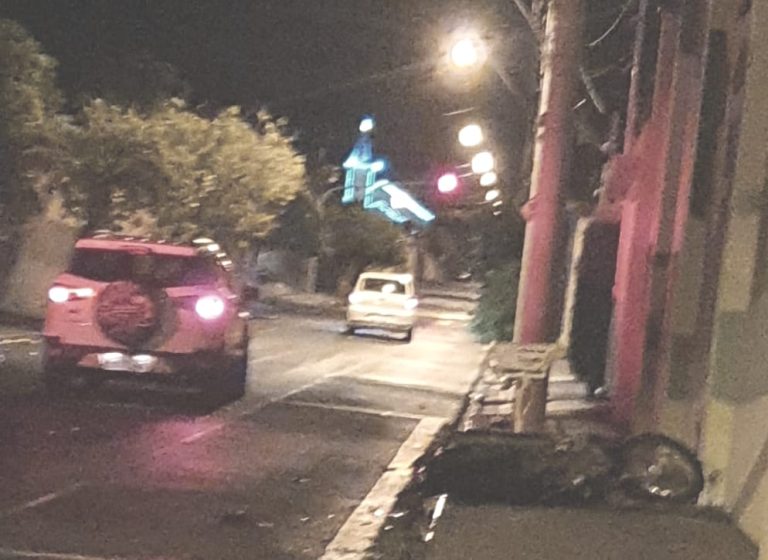 Vídeo | Motociclista não respeita o sinal de Pare e é atingido por carro na região