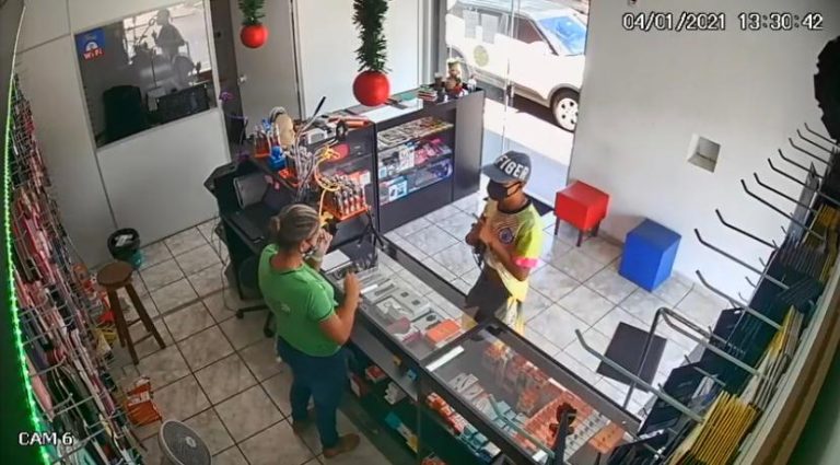 Vídeo | Bandido armado rouba loja de celular em cidade da região