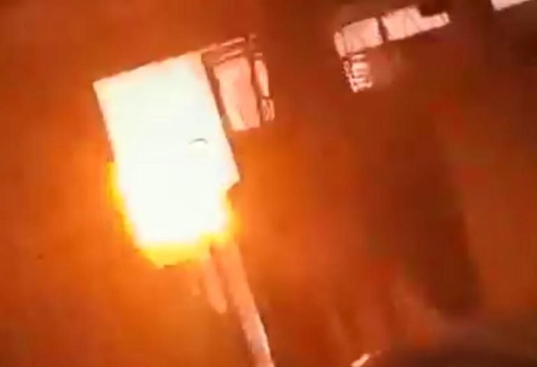 Imagens fortes | Vídeo mostra o momento em que casa é explodida e seis PMs ficam feridos na região