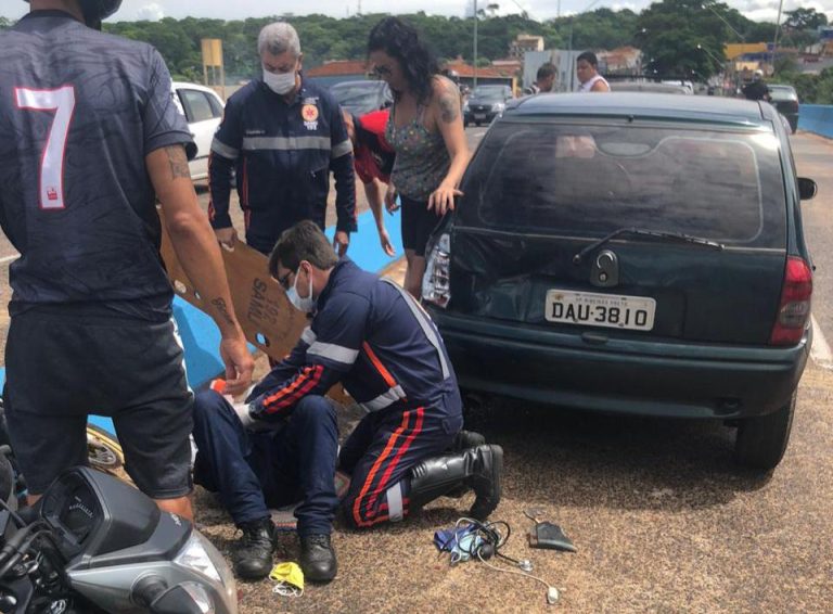 Acidente envolvendo três veículos deixa motociclista ferido no Viaduto Jandyra Camargo Moquenco