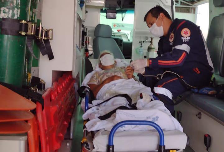 Idosa de 81 anos aguarda cinco horas dentro de ambulância por leito no HC em Ribeirão Preto