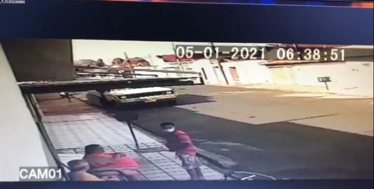 Vídeo | Casal de idosos é assaltado em frente de casa em cidade da região