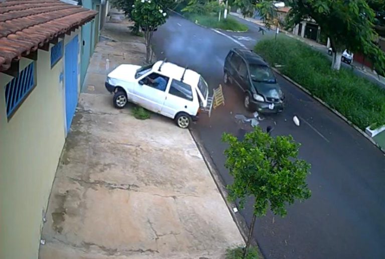 Vídeo | Devido o mato alto, carro se envolve em acidente e colide contra portão de residência na zona Oeste de Ribeirão Preto