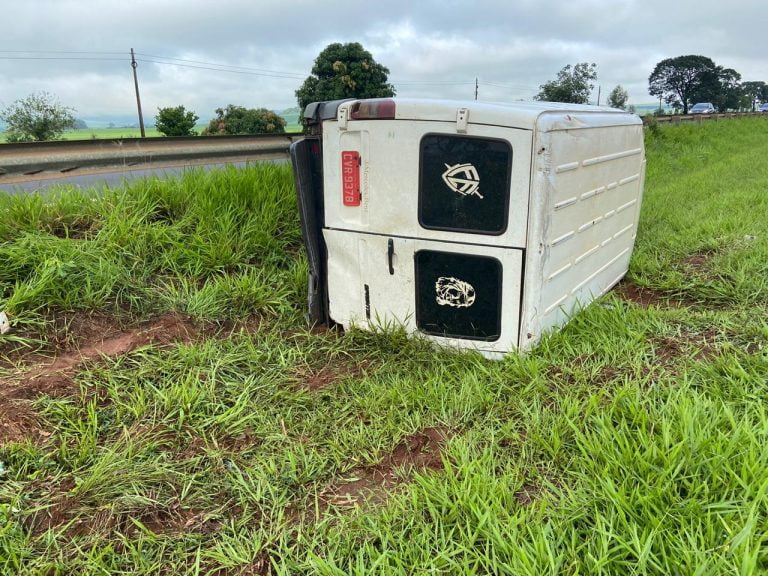 Tombamento de van deixa dois feridos na rodovia Abrão Assed