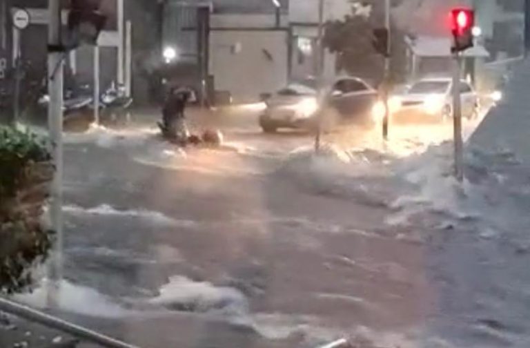 Vídeo | Centro de Ribeirão Preto fica alagado após temporal na cidade