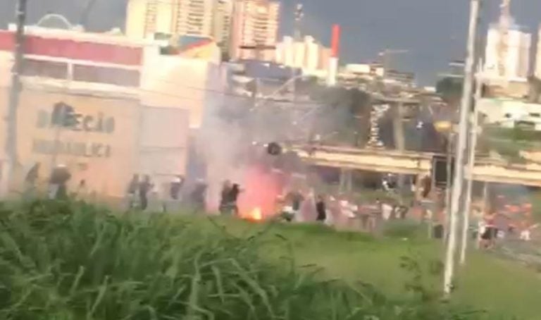 Vídeo | Briga entre torcedores do Santos e São Paulo termina com dois baleados em Campinas