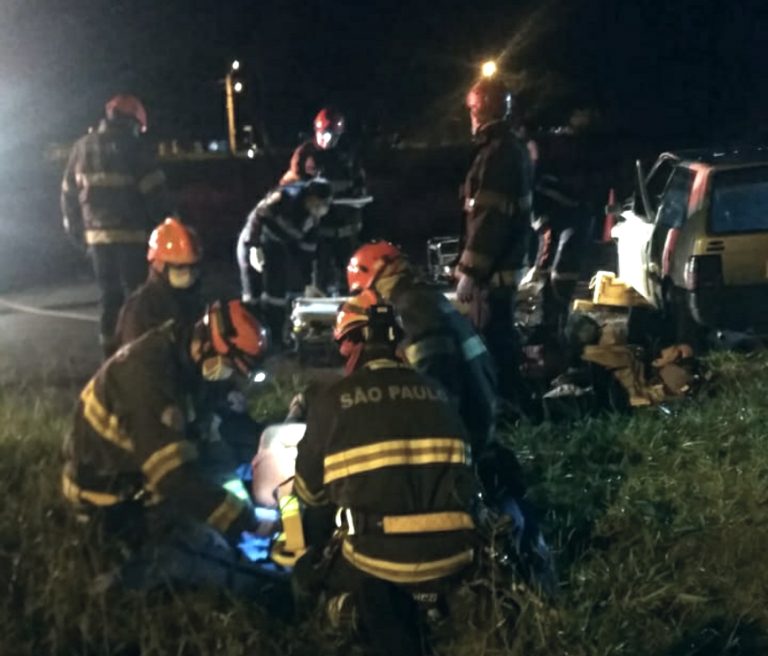 Motorista embriagado colide frontalmente com um outro veículo ao andar na contramão da via