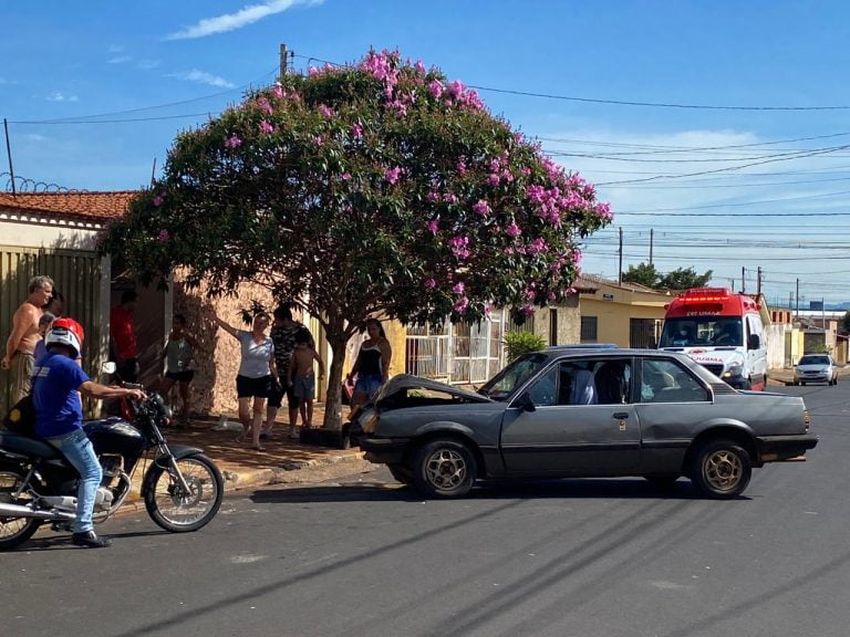 Jovem com problemas mentais fica ferido ao pegar carro de vizinha e colidir contra portão na zona Norte de Ribeirão Preto