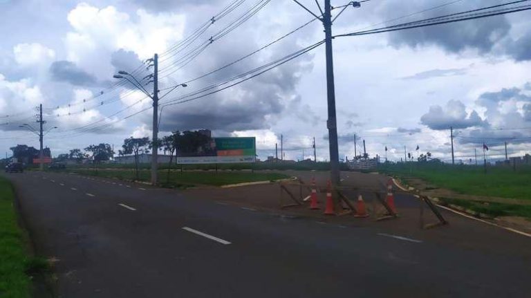 Construtora é acusada de instalar poste de concreto no meio da rua em São Carlos
