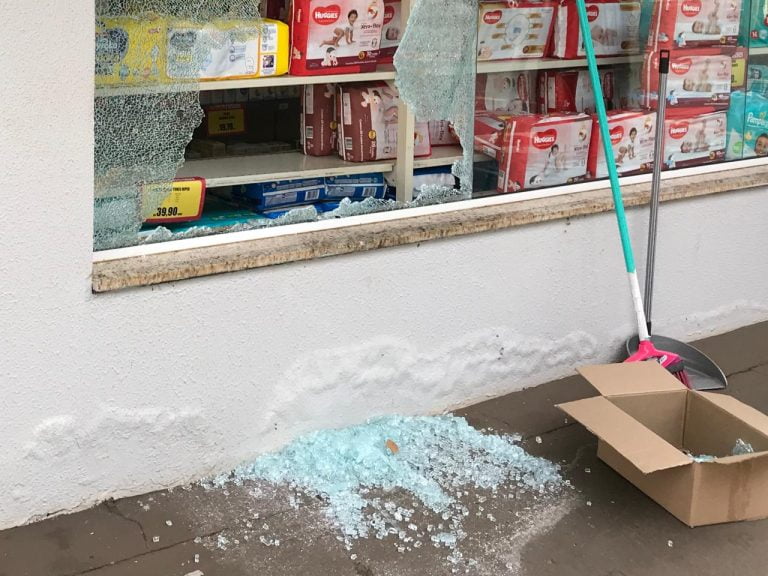 Homem é detido ao furtar cinco pacotes de fraldas de farmácia na avenida Nove de Julho