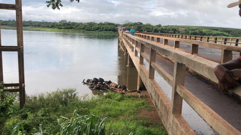 Motorista morre ao perder controle do caminhão e despencar de ponte na região