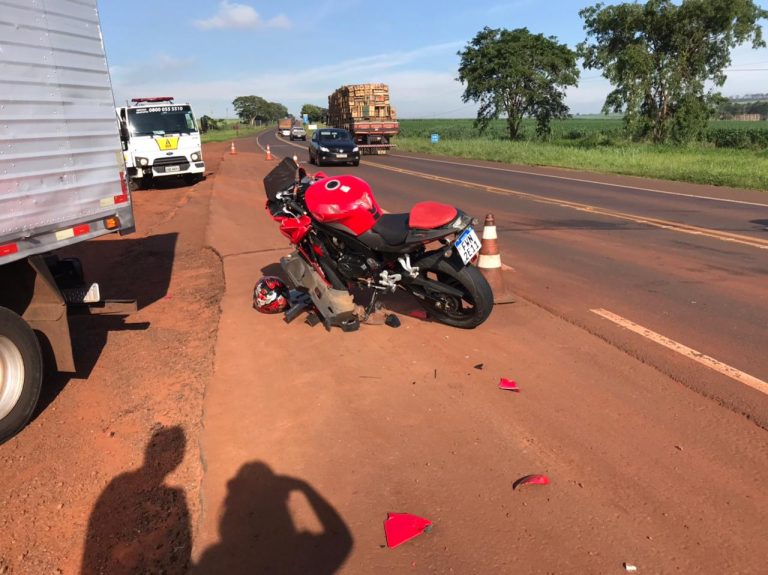 Motociclista fica em estado grave ao colidir contra traseira de caminhão na rodovia Cunha Bueno