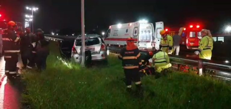 Carro capota após colidir contra poste e quatro pessoas ficam feridas na rodovia Castelo Branco