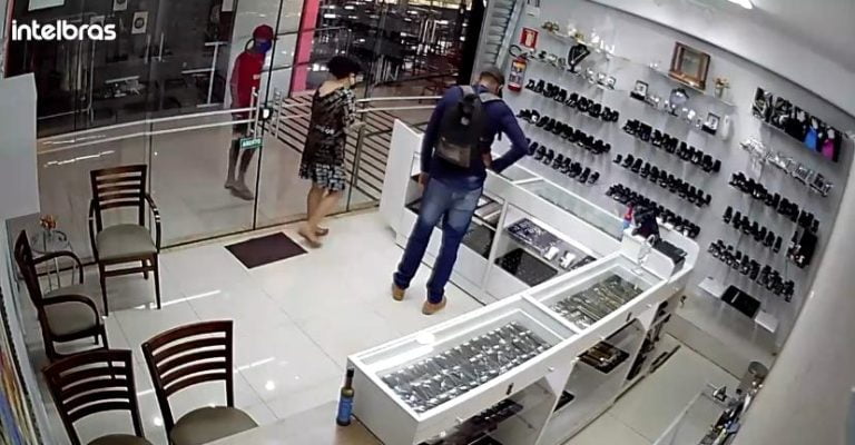 Vídeo | Dois suspeitos desistem de assaltar relojoaria em Cravinhos após a reação da atendente