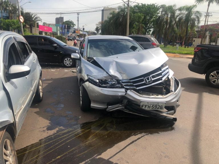 Motorista é atendida pelo Corpo de Bombeiros após colisão em cruzamento da avenida Presidente Vargas