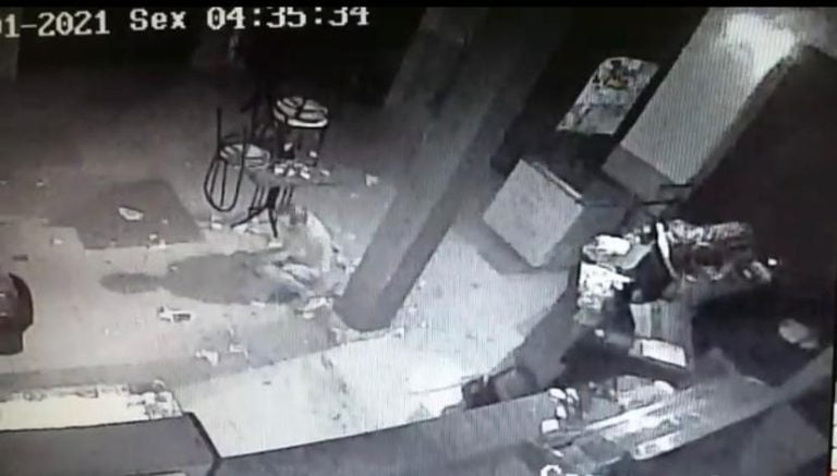 Vídeo | Assaltante cai de telhado durante furto em salgaderia de Ribeirão Preto