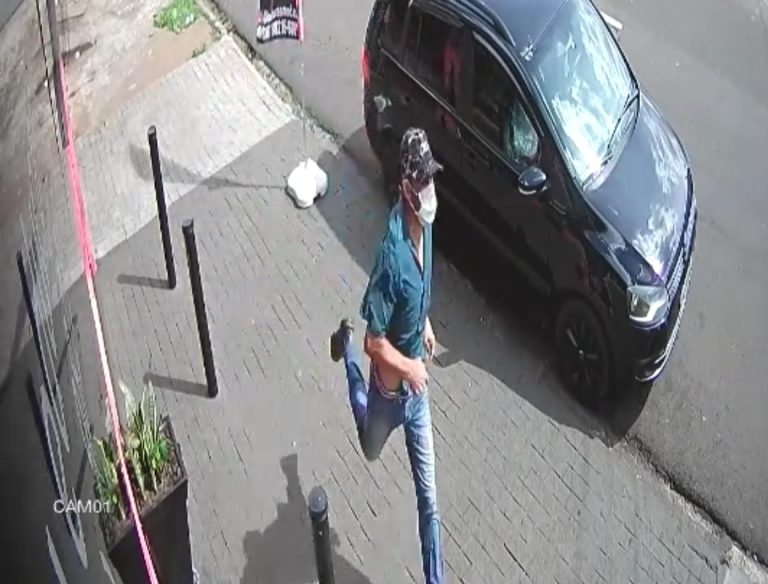 Vídeo | Dupla furta sorveteria na Rio Maroni e criminoso é atropelado na fuga