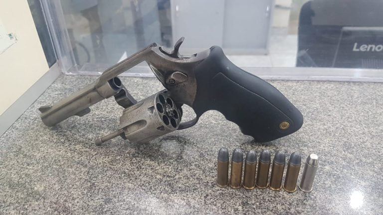 Homem dá calote em serviço e acaba preso por porte ilegal de arma de fogo