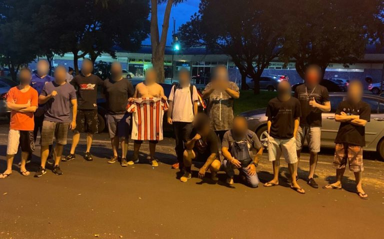 Torcedores do Botafogo protestam contra diretoria no embarque do time