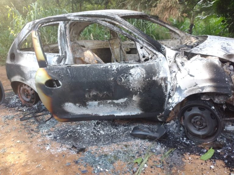 Taxista é encontrado morto ao lado de carro incendiado na região