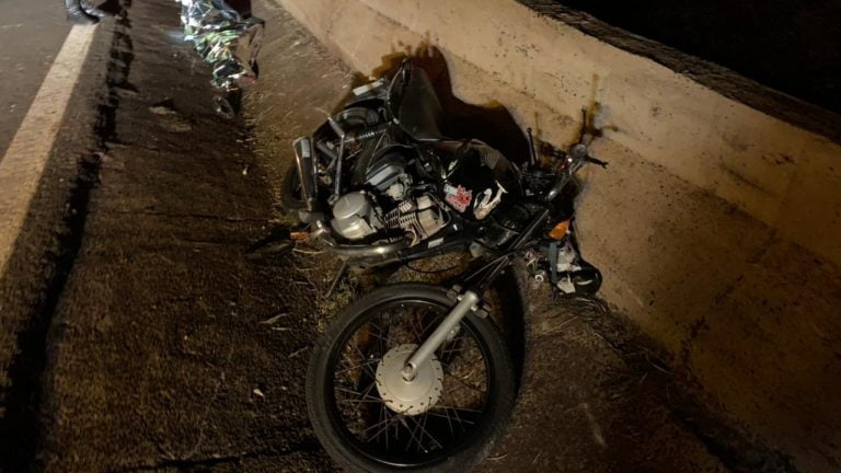 Jovem morre ao bater moto em mureta de contenção em rodovia