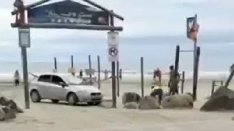 Vídeo mostra o momento em que motorista tenta atropelar vendedor em praia do litoral de SP