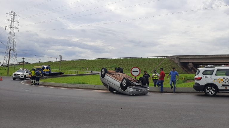 Motorista fica levemente ferida ao capotar em retorno da rodovia Alexandre Balbo