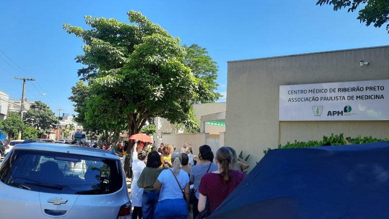 Prefeitura altera local de vacinação em Ribeirão Preto após registro de aglomerações