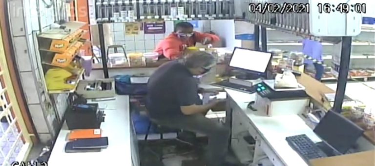 Vídeo: Ladrão rouba padaria e agride proprietário na Vila Albertina