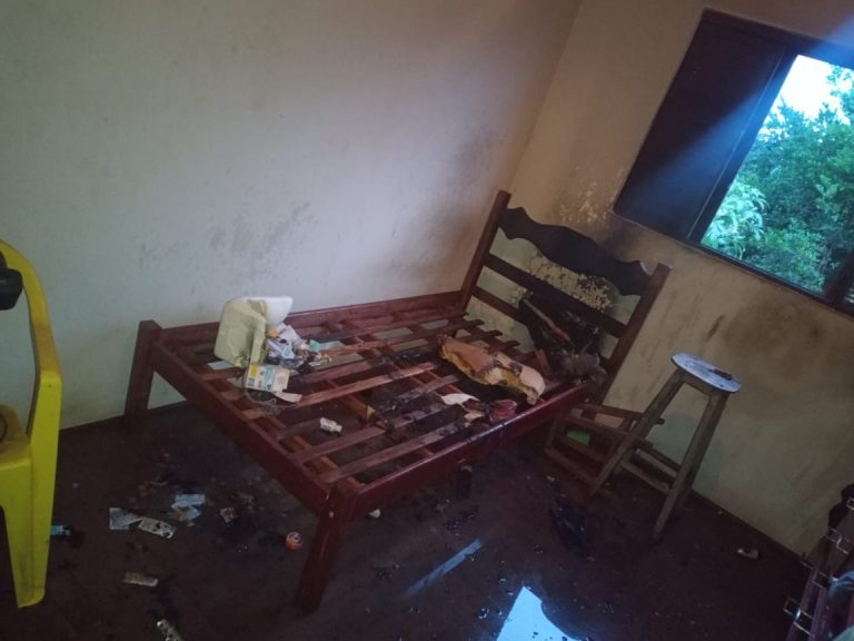 Mulher é presa por colocar fogo no padrasto após ouvir boatos de que o mesmo estaria se relacionando com seu namorado