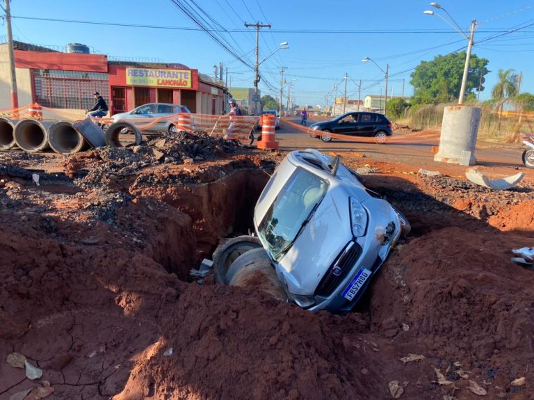 Motorista não vê sinalização e cai com o veículo em canteiro de obras na zona Norte