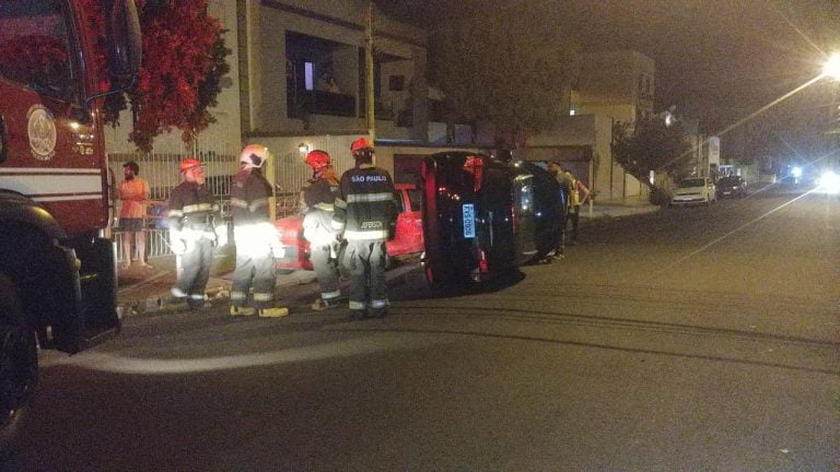 Motorista capota veículo ao colidir contra carro estacionado no bairro Jardim Irajá