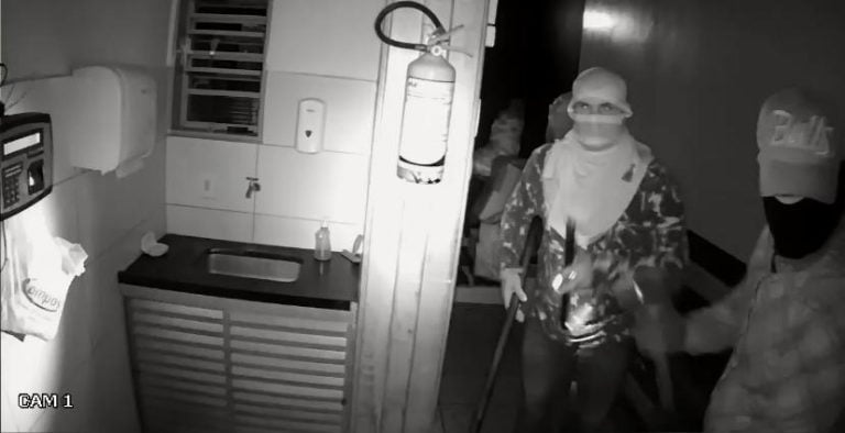 Vídeo | Trio invade supermercado e cofre do estabelecimento é furtado em Dumont