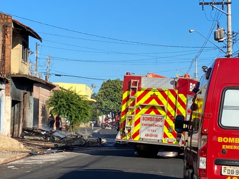 Vídeo | Bombeiros controlam incêndio em residência localizada no bairro Ipiranga