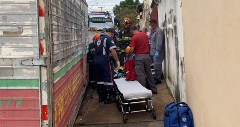 Trabalhador fica ferido após baú de caminhão cair sobre seu corpo no bairro Vila Tibério